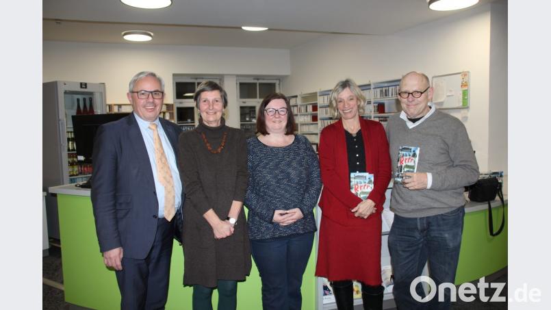 Das Herausgeberehepaar Jürgen Huber und Gisela Bender (von links) freut sich gemeinsam mit der Leiterin der Amberger Stadtbibliothek, Bettina Weisheit, über die Buchvorstellung ihres Werkes &quot;Rrrr&quot; samt Autorenlesung von Barbara Krohn (Zweite von rechts) und Gerd Burger. Bild: kmo