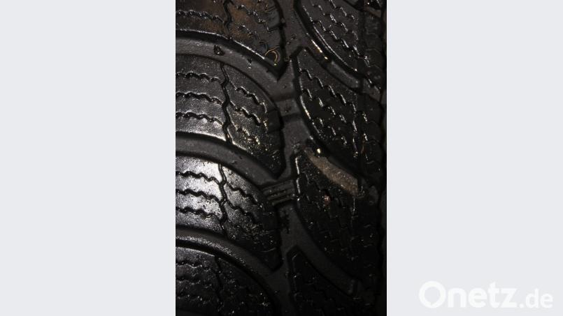 Die Querstrebe am Reifen ist die Verschleißgrenze. Bild: Konrad Rosner