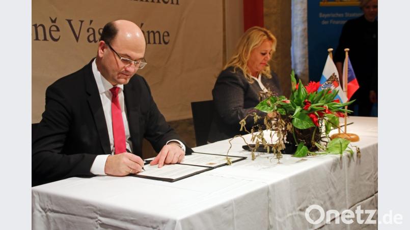 Besiegeln eine noch engere Zusammenarbeit: Bayerns Finanzminister Albert Füracker und Tschechiens Regionalministerin Klára Dostálová. Bild: jrh