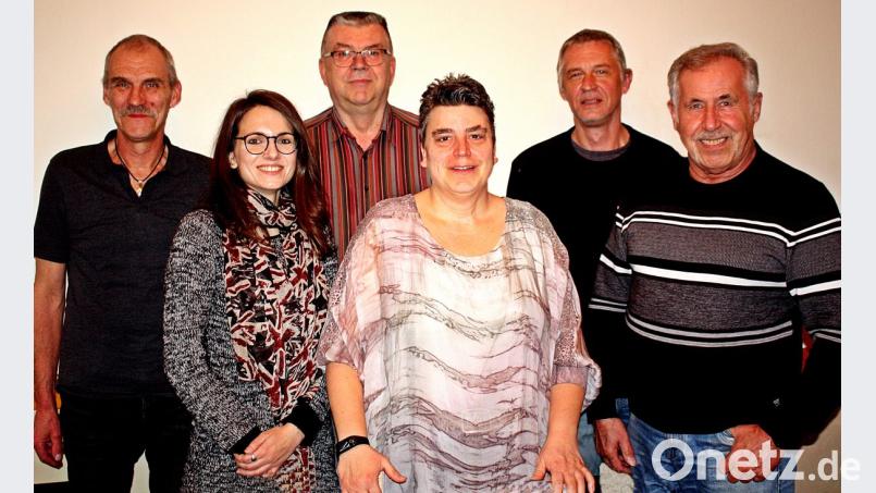 Das neue Vorstandsteam um Engelbert Holl (Dritter von links) mit Klaus Sander, Verena Vorsatz, Katrin Holl, Herbert Gaida und Wilhelm Hösl (von links) nimmt die Arbeit auf. Bild: R. Kreuzer