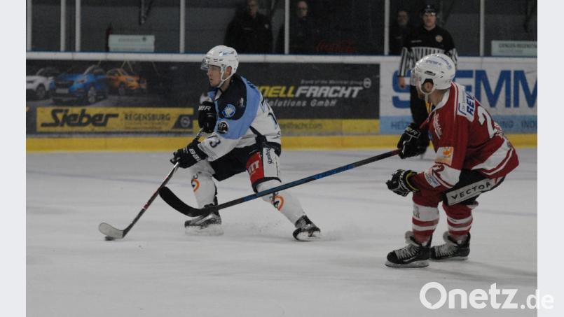 Die Blue Devils (links Tomas Rubes, Szene aus der Partie am zweiten Weihnachtsfeiertag) verloren am Freitagabend das Oberpfalzderby bei Spitzenreiter EV Regensburg mit 1:6. Bild: gb