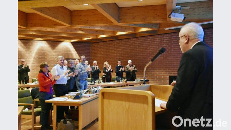 Mit Standing Ovations verabschiedet der Stadtrat am Montag Hermann Hubmann nach seiner letzten Rede in einer Stadtratssitzung. Der berufsmäßige Stadtrat tritt im März nach fast 26 Jahren als Rechtsdezernent in den Ruhestand. Bild: mte