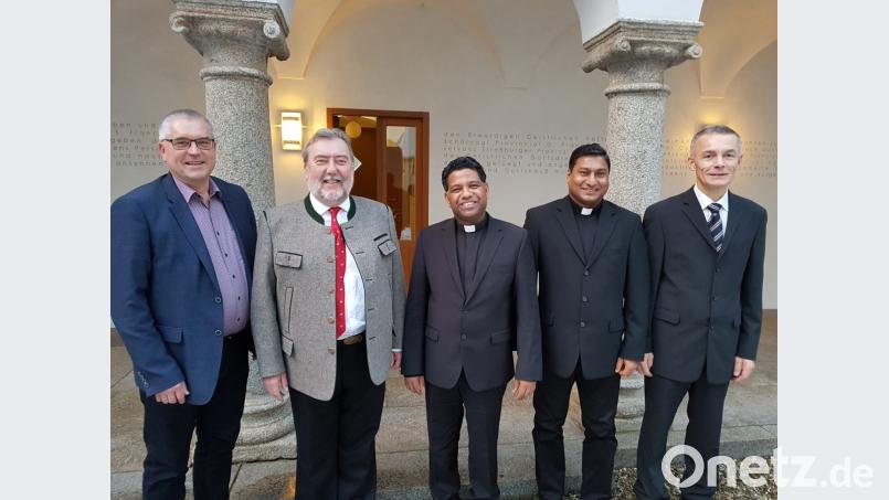 Das Team rund um Pfarrer Georg Parampilthadathil (Mitte), Vikar Pater Robin (Zweiter von rechts), Pfarrgemeinderatssprecher Alois Kleierl (rechts) und Kirchenpfleger Hermann Gebhard (Zweiter von links) sorgen dafür, dass in der Stadtpfarrei alles rund läuft. Gewürdigt wurde auch die unkomplizierte Zusammenarbeit mit Bürgermeister Richard Tischler (links). Bild: hir