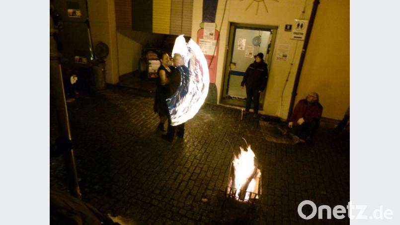 "Feuervogel" Anki umgarnt Matthias Haberberger, sehr zum Gaudium der Zuschauer, mit lodernden Feuerfächern. Bild: rn