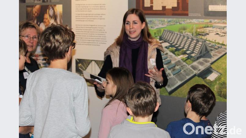 Wissenschaftliche Mitarbeiterin Julia Riß findet die richtigen Wörter, um in Kindern das Interesse an Walter Gropius zu wecken. Bild: Williamson, Dagmar [dwi]