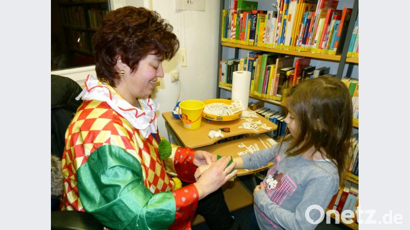 Sehr begehrt: Tattoos auf Hände und Arme gibt's in der Stadtbibliothek. Bild: rn