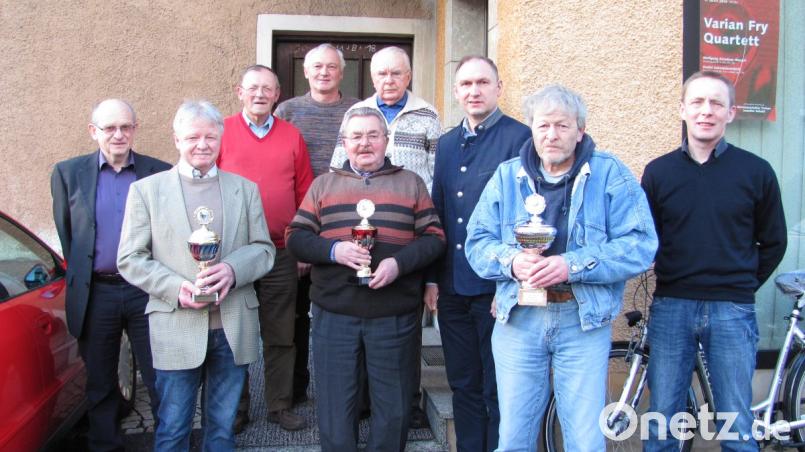 Karl Staufer (vorne, links) bleibt Vorsitzender und Geschäftsführer des Brieftaubenvereins. Über Pokale freuen sich Karl Staufer (vorne, links) Karl Mühlbauer, (vorne, Mitte) und Bernhard Glaser (vorne, rechts). Bild: sei
