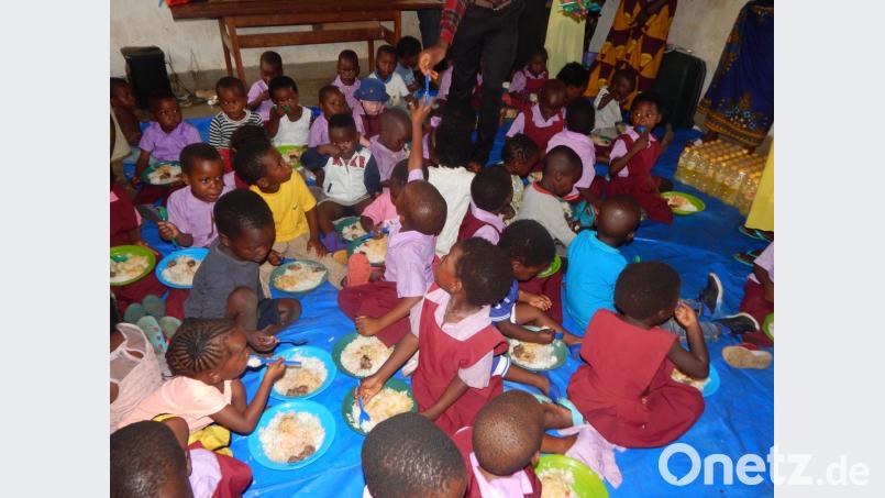 Familie Freundorfer überraschte die Kindergartenkinder in Ulongue mit einem Weihnachtsessen. Für viele das einzige Fleisch, das sie im Jahr auf den Teller bekommen. Bild: Kunz