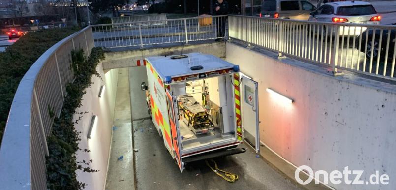 Der Rettungswagen ist zu hoch - oder die Unterführung zu niedrig. Bild: Alexander Auer