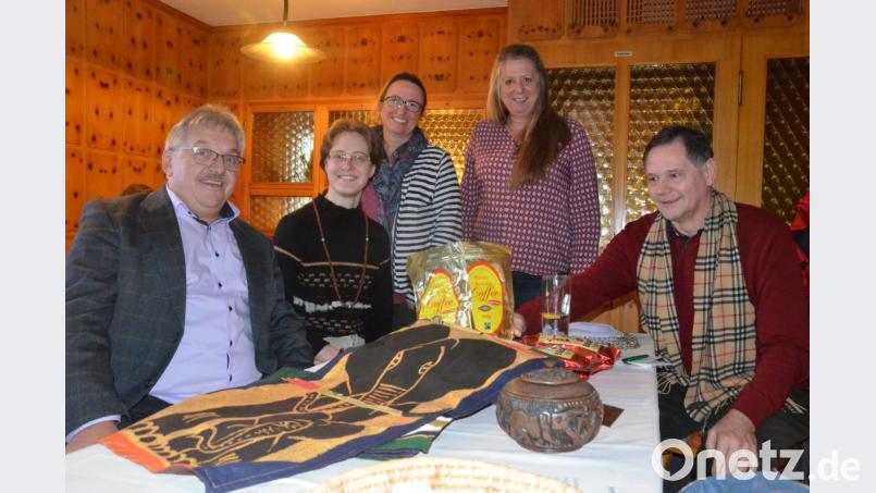 Die Vorstandsmitglieder von "Mtendere" freuen sich über Kaffee und Handarbeiten, die Norbert und Ursula Freundorfer aus Malwi zum Verkauf mitgebracht haben. Bild: Kunz