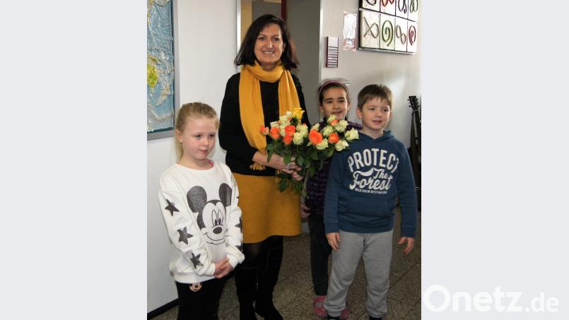 Mit einem bunten Rosenstrauß gratulierten die Schüler der Kreuzbergschule Rektorin Maria Karg-Pirzer zum 60. Geburtstag. Bild: Hirsch
