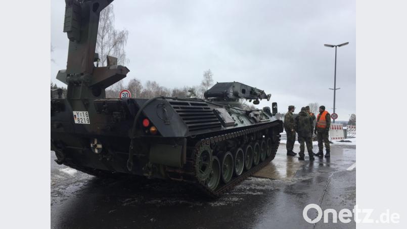 Kurze Besprechung vor dem Verladen. In der amerikanischen Kaserne in Vilseck werden die Pfreimder Panzer auf die Schiene gebracht. Bild: Unger, Heike