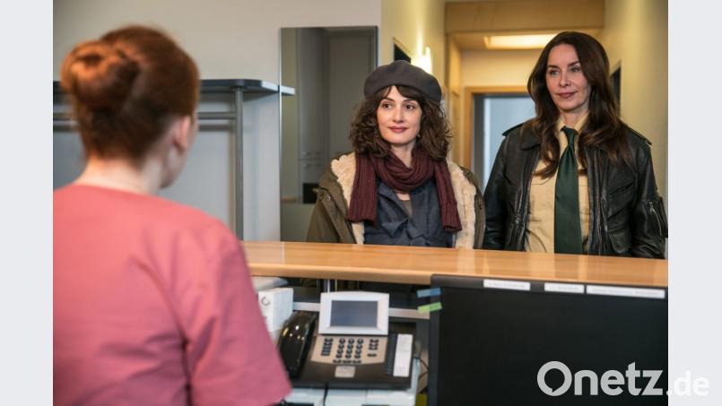 Sabine Kaiser (Katharina Müller-Elmau, rechts) begleitet Elke Becker (Anastasia Papadopoulou, Mitte) zum Frauenarzt, wo sie von Sprechstundenhilfe Liesl Wolpert (Christina Baumer) empfangen wird. . Bild: Bild: ARD/TMG/Chris Hirschhäuser