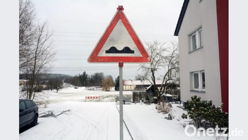 Der Stadtrat diskutiert über eine Auszeit für die Straßenerschließung, nachdem der Minister meinte, die Kommunen könnten plötzlich nach freiem Ermessen abrechnen. Betroffen davon sind unter anderem die Anwohner der Straße Am Stein in Rothenstadt. Bild: Gabi Schönberger