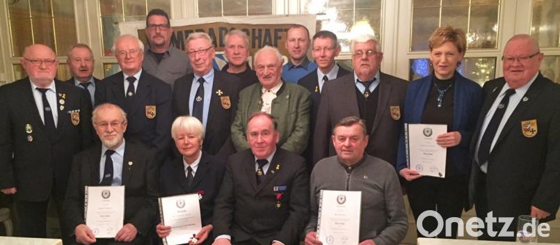 Immer wieder eine schöne Aufgabe: Vorsitzender Alfons Landgraf (hinten, Dritter von rechts) ehrt seine erfolgreichen Sportschützen und langjährige Mitglieder. Bild: Dobmeier