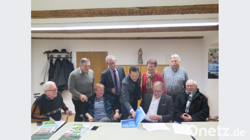 Informationen von Bundestagsabgeordnetem Albert Rupprecht (Fünfter von links) erhalten Josef Krauß, Michael Hautmann, Karingard Vangerow, Rita Ponnath, Roman Schäffler, Willi Prieschenk und Paul Völkl (von links) im CSU-Bürgerbüro. Bild: jzk