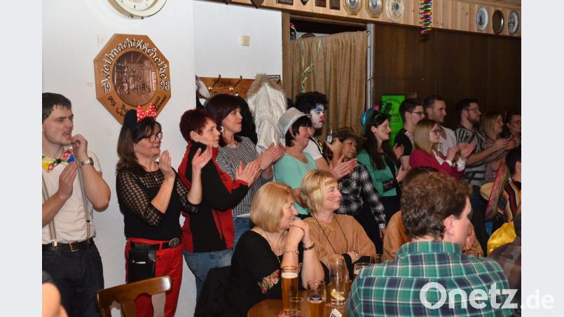 Im Rhyhtmus klatschend und gespannt verfolgt das Publikum das Geschehen beim Schützenball. Bild: fjo