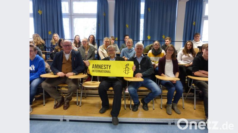 Schulleiter Stefan Niedermeier (vorne von links) begrüßte Veit Wagner und Hugo Braun-Meierhofer zum Vortrag am Otto-Hahn-Gymnasium. Bild: exb