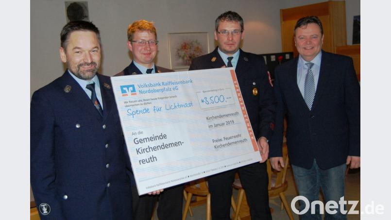 Sie übergeben 3500 Euro (von links): Kassier Gerhard Fischer, zweiter Vorsitzender Markus Schultes und Vorsitzender Andreas Wittmann. Bild: sm