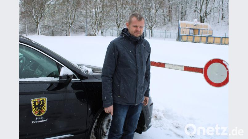 Derzeit ist die Eisfläche am Freibad noch gesperrt. Markus Meyer von der Stadt Erbendorf hofft auf frostiges Wetter in den nächsten Tagen. Bild: ckl