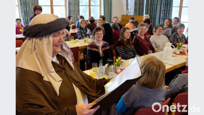 Eine Paradevorstellung gibt die Flosser Humoristin und Laienschauspielerin Brigitte Beer, die alle Besucher beim Landfrauenfrühstück am Samstag im evangelischen Gemeindehaus hellauf begeistert. Bild: le