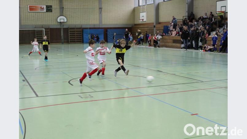Spannende Spiele und Kicker, die mit Leib und Seele dem Ball nachjagten, sahen die Besucher des Edeka-Legat-Cups am Sonntag in der Turnhalle des Gymnasiums. Bild: prh
