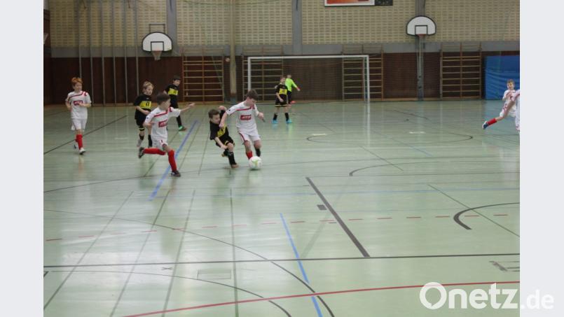 Spannende Spiele und Kicker, die mit Leib und Seele dem Ball nachjagten, sahen die Besucher des Edeka-Legat-Cups am Sonntag in der Turnhalle des Gymnasiums. Bild: prh