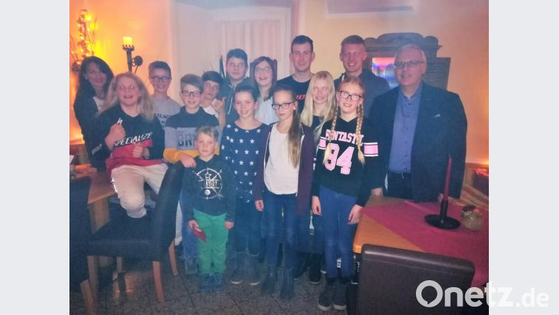 Neukirchens Bürgermeister Winfried Franz (rechts) freut sich bei der Hauptversammlung über die guten Leistungen der vielen Nachwuchssportler des RSC Neukirchen. Auch die Jugendwarte Thilo Hartmann, Marco Holzwarth und Angela Fruth (hinten, von rechts) sind stolz auf ihre Schützlinge. Bild: lhc