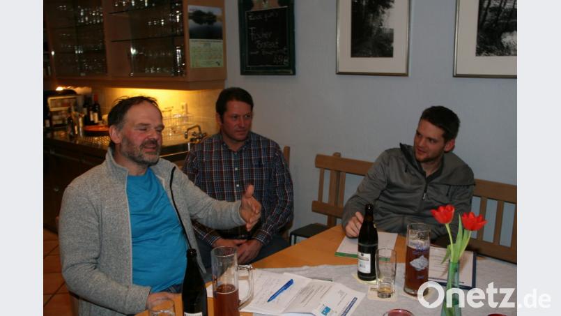 Derzeitiger Vorsitzender der ARGE Fisch ist Thomas Beer (links), die Geschäfte leitet Fabian Polster (rechts). Mit im Bild: Klaus Bächer aus Muckenthal. Bild: wro