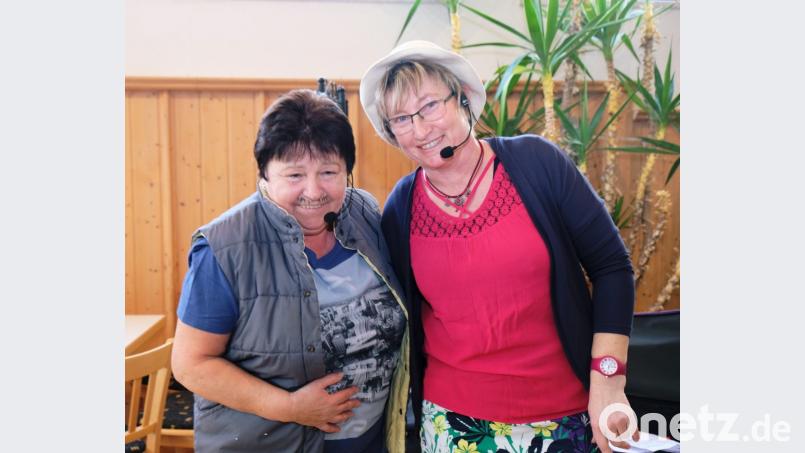 Zur Silberhochzeit verrät ein Ehepaar (Marga Kreutzer und Christine Walter, von links) seine Gefühlswelt. Bild: do