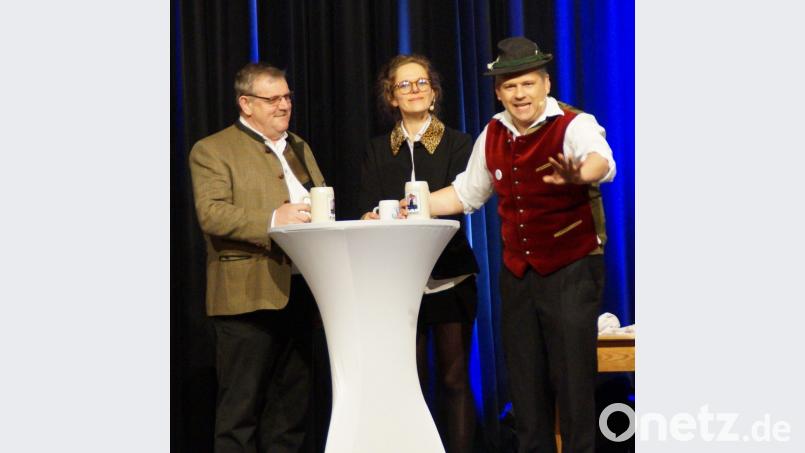 Einen heiteren, unterhaltsamen Abend bescherten „Preißin“ Frederike (Sophie Meinecke) und Urbayer Schorsch (Rudi Gall, rechts) den Besuchern in der Schwarzachtalhalle. Auch einige Gäste wurden auf die Bühne geholt und zur Freude der Zuschauer Teil der Show. Bild: weu