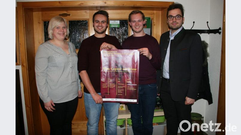 Veronika Höcht, Markus und Christopher Prechtl stellten gemeinsam mit Dirigent Franz Stierstorfer das Festprogramm bei der Jahreshauptversammlung vor. Bild: wro