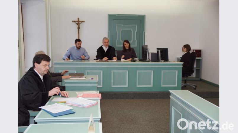 Das Schöffengericht unter Vorsitz von Thomas Weiß (Mitte) wird voraussichtlich am Donnerstag sein Urteil verkünden. Links Staatsanwalt Hans-Jürgen Schnappauf. Bild: Bernhard Kreuzer