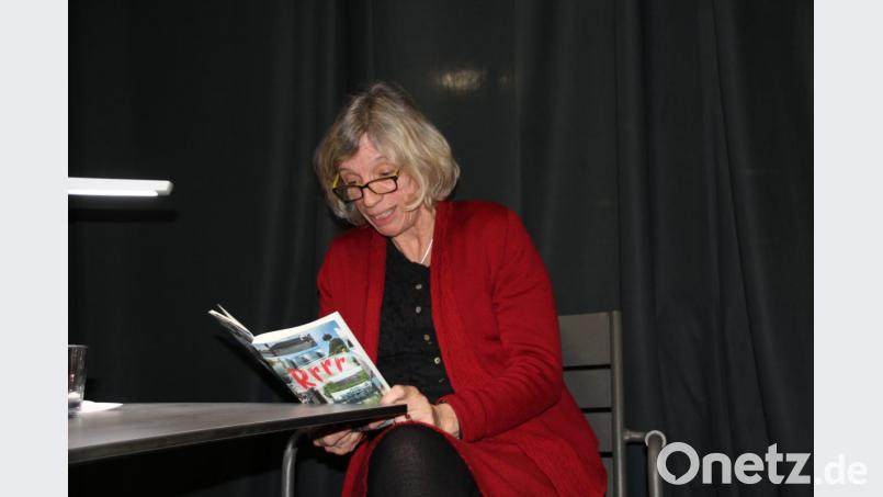 Eine von 13 Autoren in &quot;Rrrr&quot;: Barbara Krohn bei der Lesung in der Amberger Stadtbibliothek. Bild: kmo