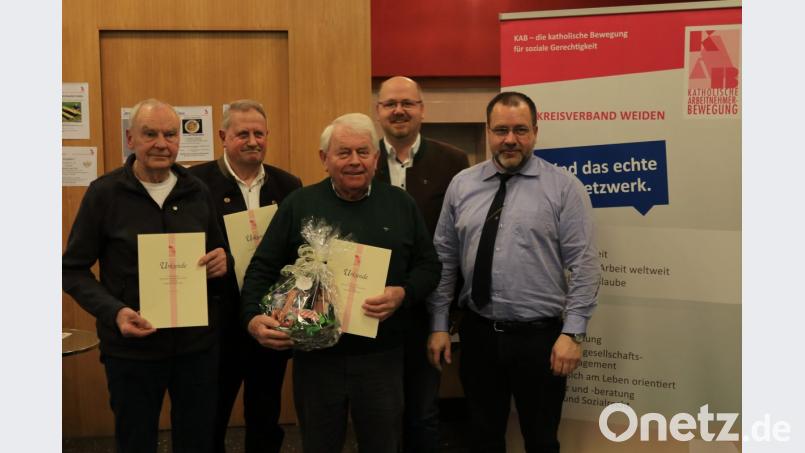Teamsprecher Michael Träger und Präses Dekan Johannes Lukas (von rechts) gratulieren den Geehrten Herbert Rebhan, Manfred Ehrl und Xaver Spies. Bild: Kunz