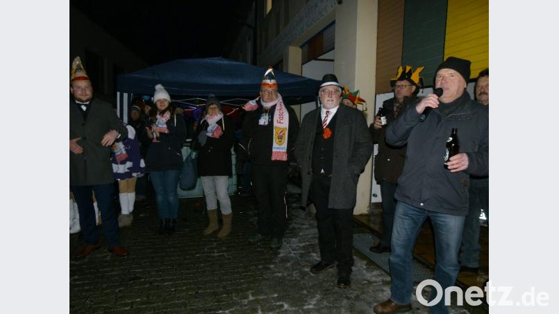 Bürgermeister Peter Lehr und Stadtrat Matthias Haberberger (vorne, von rechts) eröffnen das Faschingsdorf-Treiben. Bild: rn