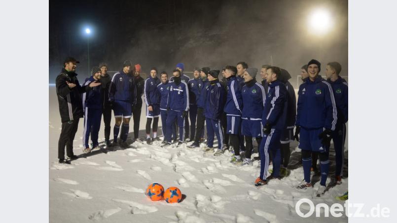 Trainer Dominik Haußner (links) musste beim Auftakt improvisieren: Auf dem schneebedeckten Platz waren keine Übungseinheiten möglich, stattdessen schickte er die Mannschaft auf eine kleine Dorfrunde. Laufen statt Fußball hieß am Dienstag Abend die Devise. Bild: ref