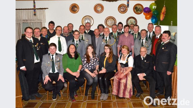 Mit neuen Bezirksehrenzeichen durch Bezirksschützenmeister Harald Frischholz (Zweiter von rechts) gehen viele engagierte Mitglieder aus der Gaugeneralversammlung. Im Kreise vieler Schützen freuen sich darüber auch die vier Damen (sitzend, von links) Christina Lukas, Manuela Vogl, Nicole Wittmann und Hildegard Werner. Bild: fjo