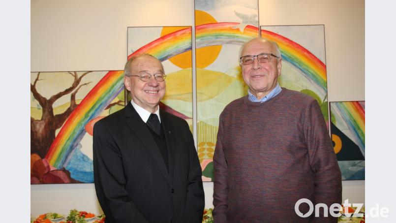 Pfarrer Ludwig Gradl (links) überreichte Manfred Baldauf gleich drei Urkunden, davon zwei von der Pfarrei und eine von der Diözese. Bild: ads