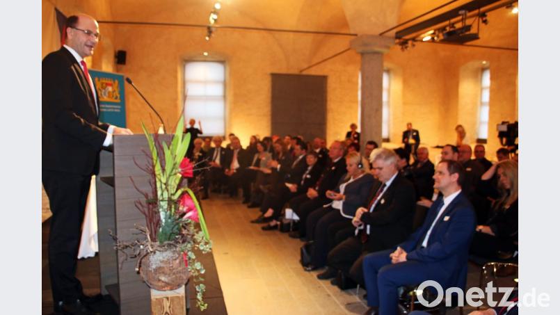 Bayerns Heimat- und Finanzminister Albert Füracker zeigt sich im Schönseer CeBB generös. Bild: jrh