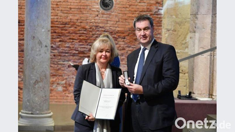 Hannelore Narr erhält ihre Auszeichnung von Ministerpräsident Markus Söder. Bild: Bayerische Staatskanzlei/Rolf Poss