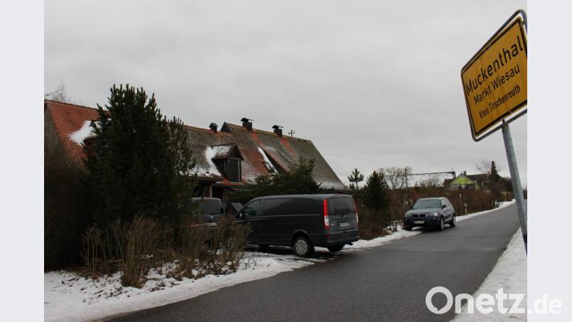 In diesem beschaulichen Holzhaus am Ortseingang von Muckenthal bei Wiesau wurde das Ehepaar tot aufgefunden. Die Kripo ermittelt. Bild: Scharf