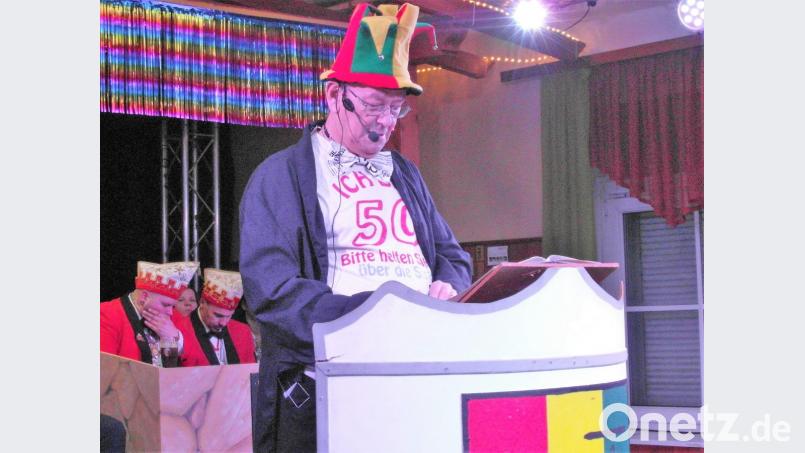 Ehrenpräsident Hans Lukas beleuchtet in der Bütt das Gemeindegeschehen. Bild: hl