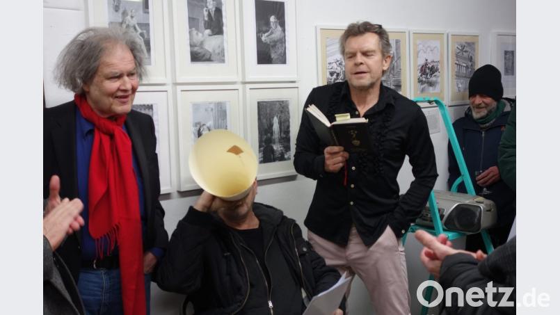 Klaus „schwafi“ Schwarzfischer (Zweiter von rechts) und seine Gruppe geben bei der Eröffnung der Ausstellung
„R leuchtet“ im Neuen Kunstverein Regensburg musikalische Einlagen zum Besten. Bild: wsu