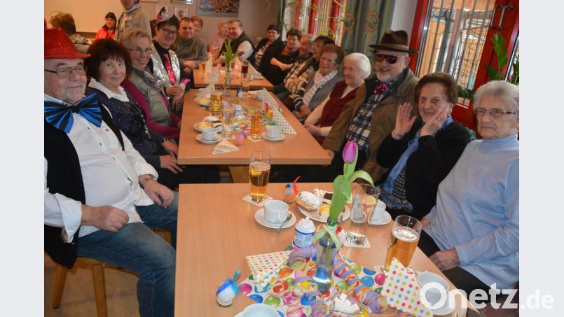 Zum Seniorenfasching waren auch Pfarrer Anton Witt (Dritter von rechts) und 3. Bürgermeister Ernst Bayer (links) ins SV-Sportheim gekommen. Bild: jr