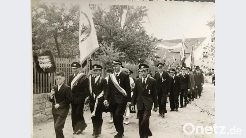 1959 gründete sich der Kriegerverein, heute Soldaten- und Reservistenkameradschaft mit neuer Fahne und Vorsitzendem Josef Saller (rechts). Repro: sl