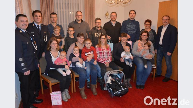 Für die Neugeborenen des zweiten Halbjahres 2018 und ihre Familien fand ein Empfang im Rathaus statt. Mit im Bild (von links) die Kommandanten Stefan Kreuzer (Konnersreuth) und Markus Stock (Neudorf) sowie (von rechts) Bürgermeister Max Bindl und Familienbeauftragte Christa Wölfl. Bild: jr