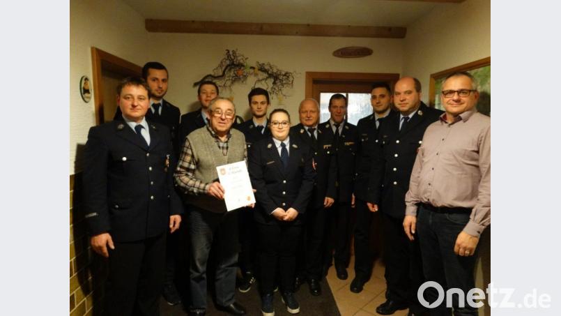 Ehrungen gab es bei der Feuerwehr. Das Bild zeigt (von links) Vorsitzenden Thomas Müller, Matthias Sticht, Sebastian Seitz, Alfred Müller, Tobias Schlicht, Steffi Schraml, Kreisbrandinspektor Otto Braunreuther, Kreisbrandmeister Peter Prechtl, stellvertretenden Kommandant Johannes Sticht, Kommandant Bernhard Schultes und Bürgermeister Hubert Kraus. Bild: twg