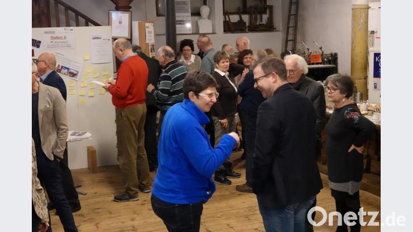 Leiter aller kulturellen Einrichtungen in Sulzbach-Rosenberg, kulturinteressierte Stadträte und Bürger tauschten sich beim Projektstart aus. Bild: gac