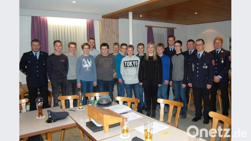 Kommandant Robert Maier (Zweiter von rechts) und Vorsitzender Andreas Wittmann (links) begrüßen zwölf neue Mitglieder, darunter auch ein Mädchen, in der neuen Jugendgruppe. Gruppenleiter ist Martin Schindler (Fünfter von rechts). Bild: sm